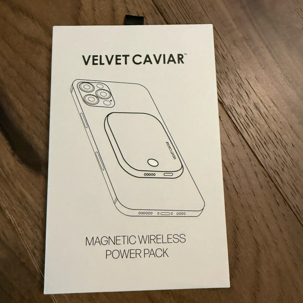 Velvet Caviar Magnetic Wireless Power Pack – Berry Print – New in Box